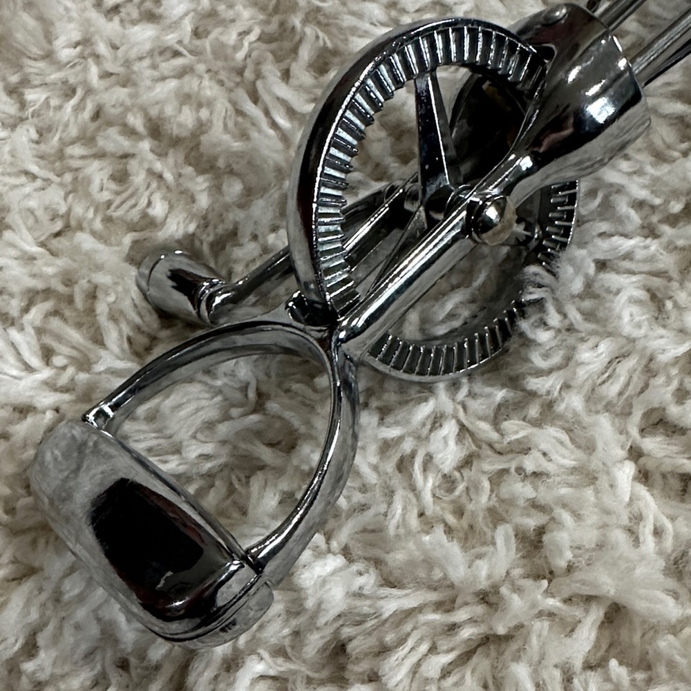 VINTAGE Hand-Crank Egg Beater Mixer in Shiny Chrome - Picture 5 of 5